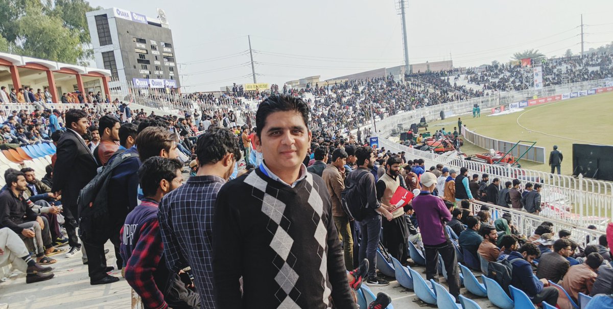 farhanwrites's tweet photo. In the crowd ☺️☺️☺️

#PAKvSL https://t.co/juLux71qeP