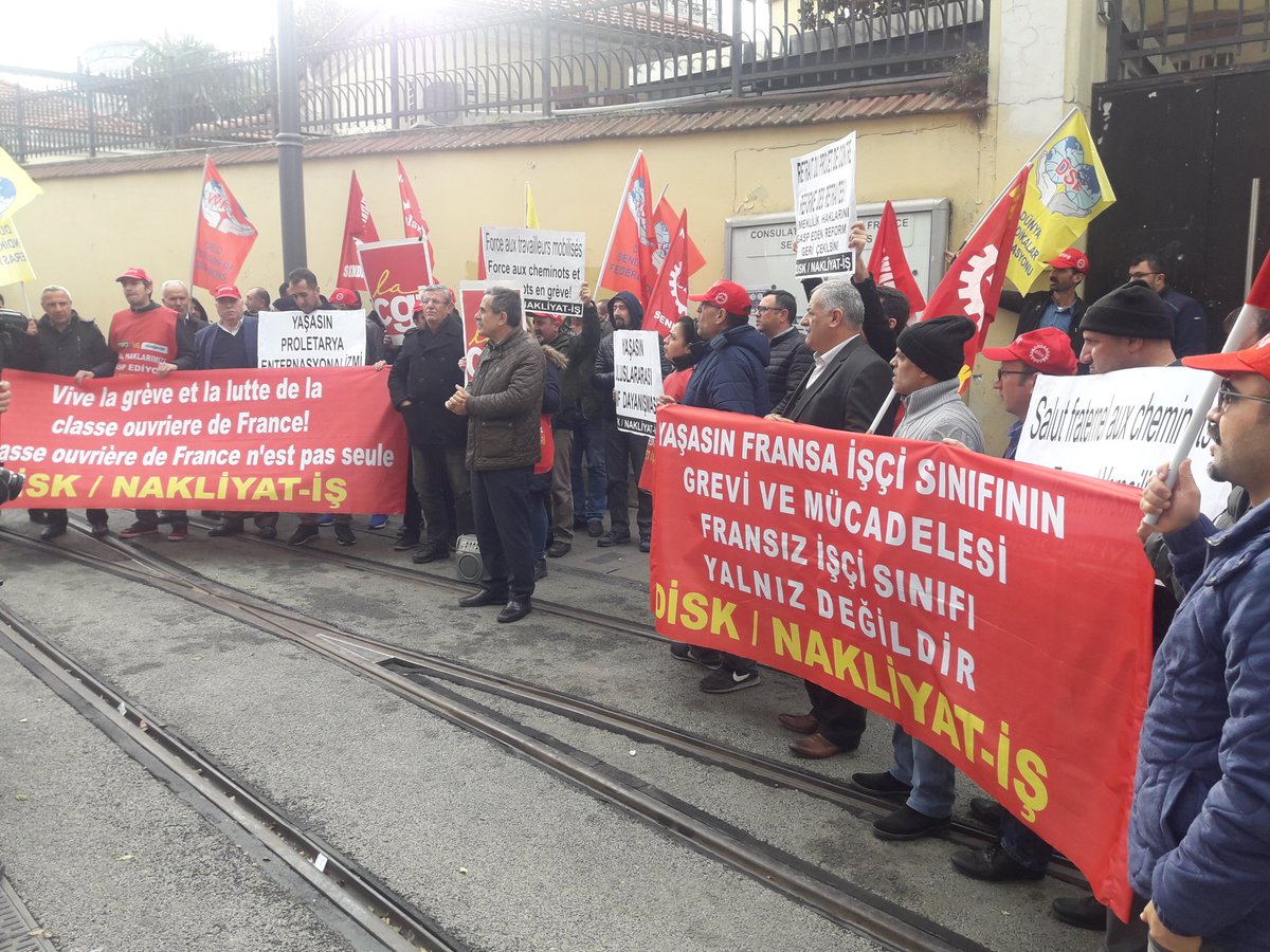 Nakliyatsendika's tweet photo. Sendikamızın hazırlamış olduğu Fransız İşçilerinin taleplerinin dile getirildiği mektup  Fransa Cumhurbaşkanı Emmanuel Macron'a iletilmek üzere Fransa İstanbul Başkonsolosluğuna verildi. Yaşasın Proletarya  Enternasyonalizmi https://t.co/ydQJzDbQRm