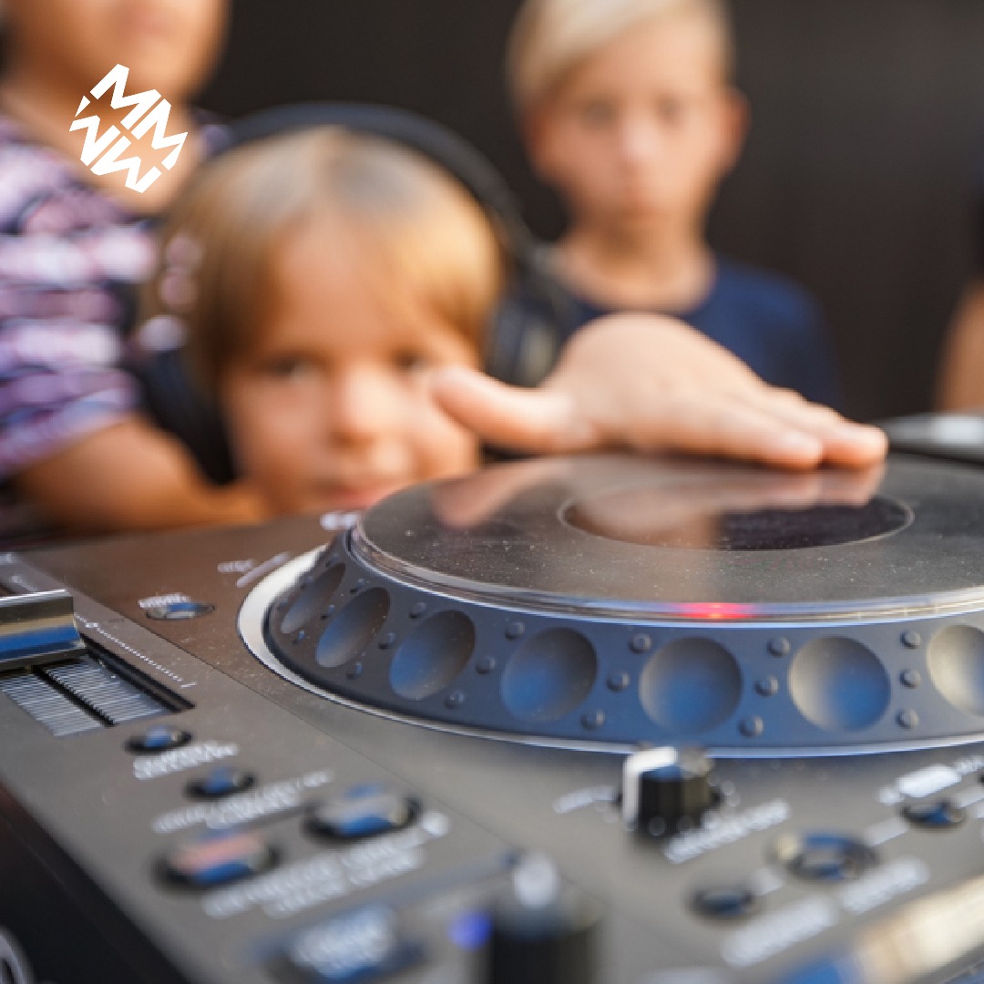 👁‍🗨 ¿QUIERES CONVERTIRTE EN DJ POR UN DÍA? 🎤🎧
💥🎼 MenudaMúsica ⭕⬆ dentro de ▪ MÁCFestival ▪ y junto a @CoworkDJ nos invitan a la experimentación sonora.
▪
📆 DOM 15 DIC
🕐 DOS PASES, de 11.30- 12.30 y de 13.30- 14.30
🔻 MUNA | PATIO ANTONIO PINTOR
#MÁCFestival2019 #dj