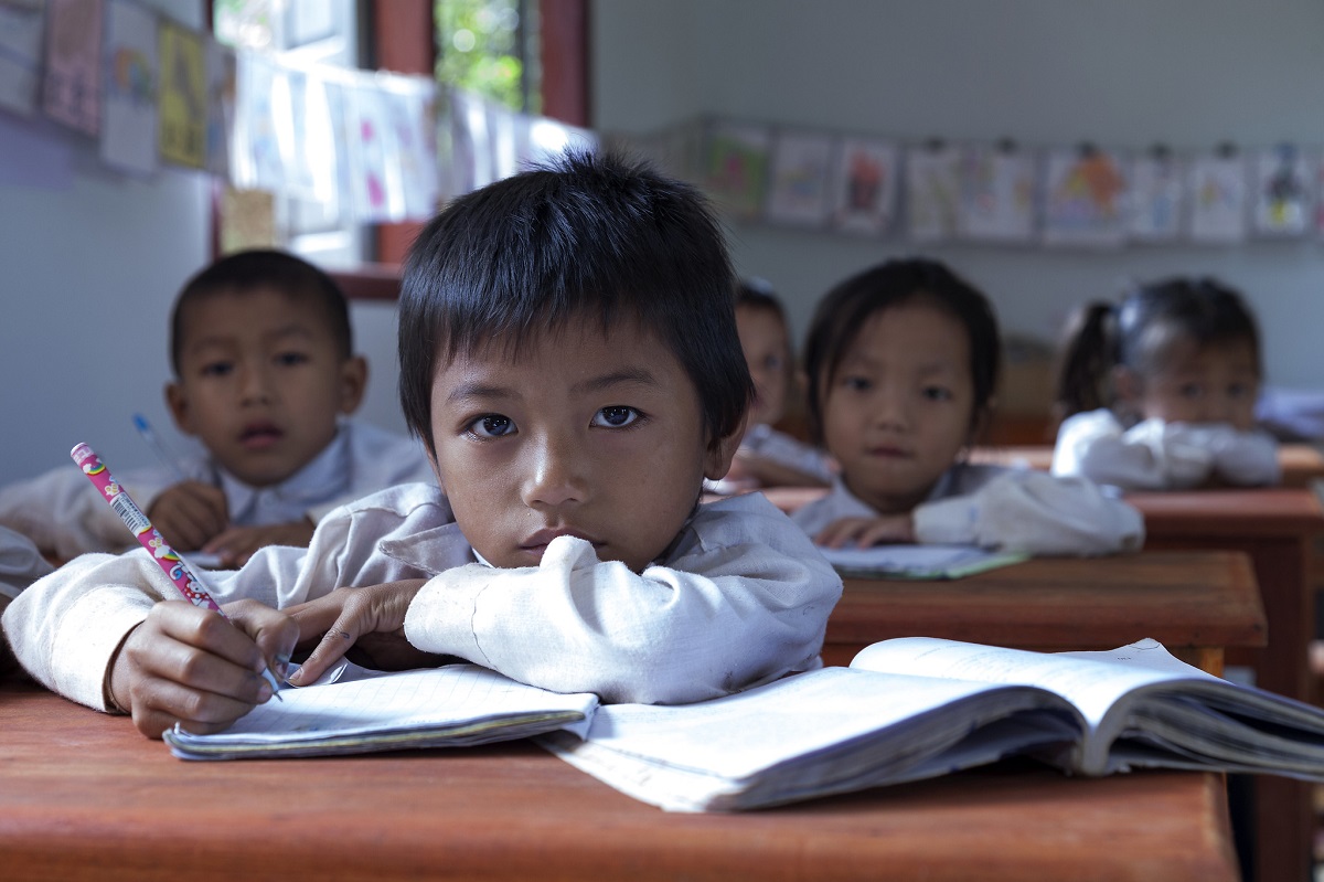 Banquemondiale's tweet photo. La lutte contre la #PauvretédesApprentissages exige d’agir globalement, au-delà du seul secteur de l’éducation : accès à l’eau, transports, nutrition et réformes de la fonction publique sont des domaines jouant un rôle essentiel. RT si vous êtes d'accord! https://t.co/M0HZhwdBWn https://t.co/IN5cyerjfR