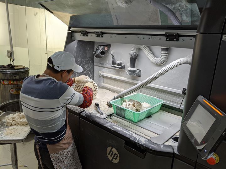 Visiting a #prototyping #Vacuum #Casting factory in 🇨🇳 with Sean and Wharton from <a href="/gettimechi/">TimeChi</a>

#ChinaManufacturingTour #manufacturing #startuplife