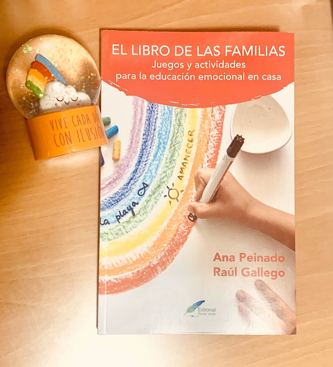 anapeinadop's tweet photo. Gracias a @PlumaVerde_edit , #Ellibrodelasfamilias se ha quedado así de rebonito 🌈

Un regalazo para estas navidades 🎁🎅🏼🎄🐪👑

Ven a conocerlo el día 17 al Hemiciclo de la Facultad de Letras, a las 19:45 y llévatelo dedicado ✒️❤️ https://t.co/pSDJnzTGna