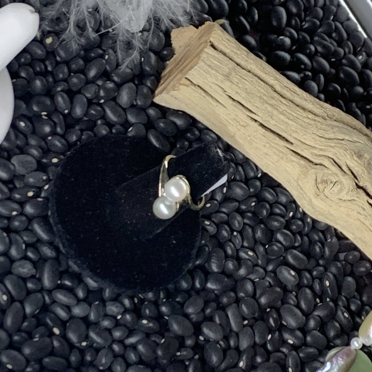 XXXEncounter's tweet photo. I took pictures of these tonight and I am absolutely in 😍LOVE with the ring &amp; the necklace 🎁💫👀 https://t.co/rN881Jyr4N