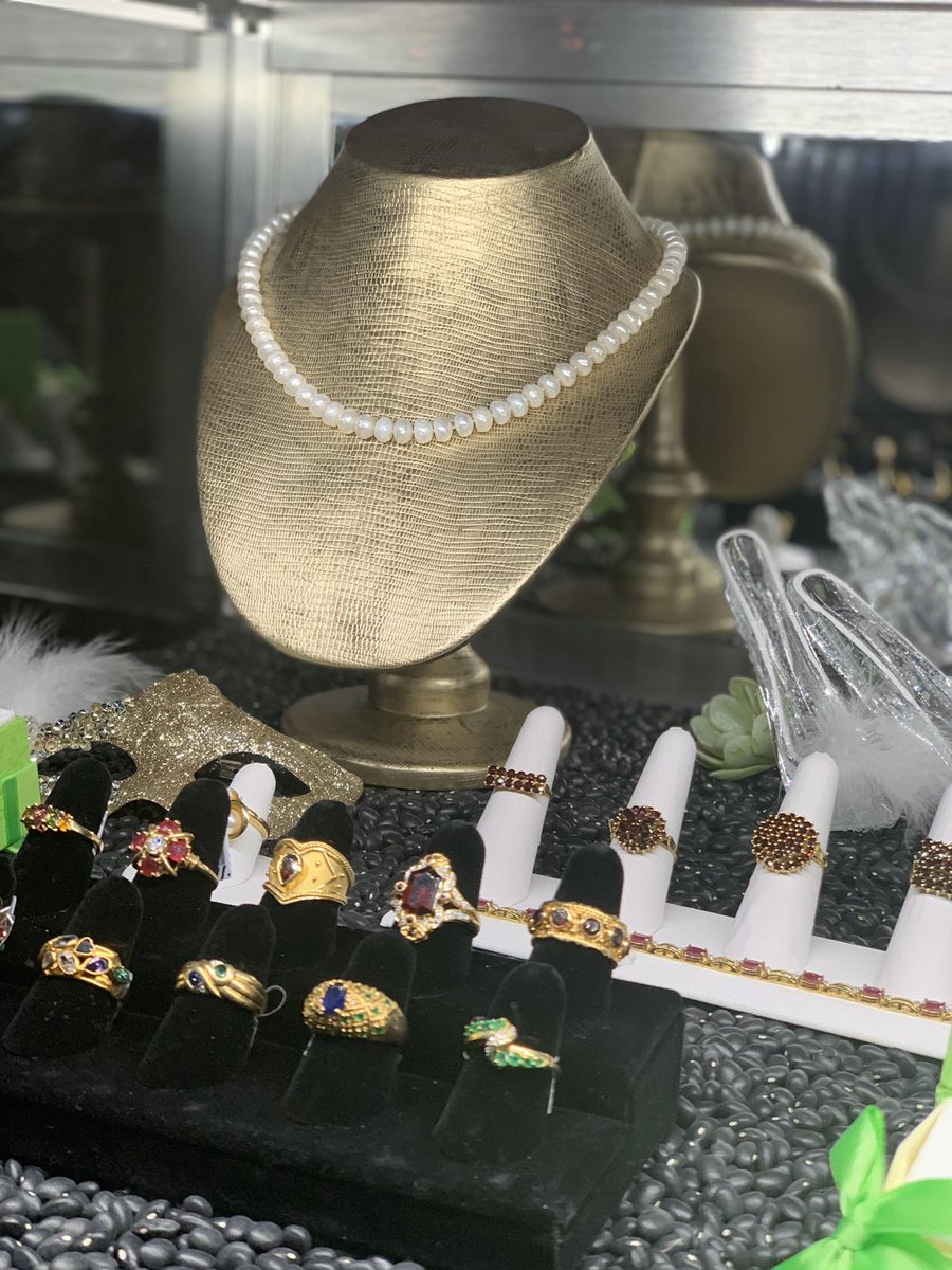 XXXEncounter's tweet photo. I took pictures of these tonight and I am absolutely in 😍LOVE with the ring &amp; the necklace 🎁💫👀 https://t.co/rN881Jyr4N