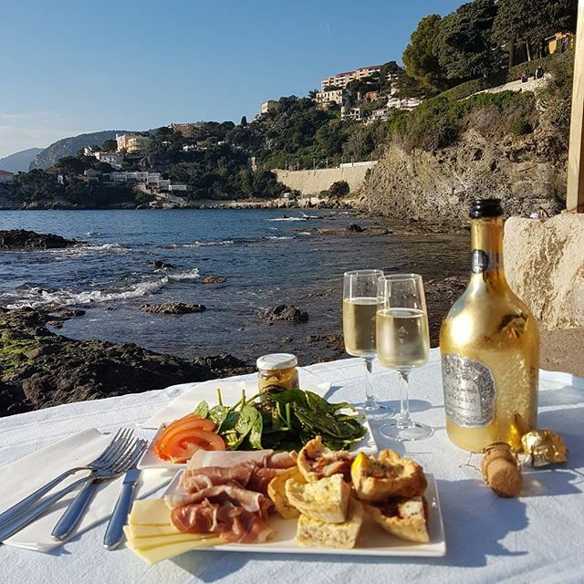 CollectivelyMe_'s tweet photo. P I C N I C | Our delicious 2019 New Years Day spread!
•
Amazeballs!
•
•
•
•
•
#newyearsday2019 #2019 #picnicsofinstagram #prosecco #bubbles #whataview #capdail #bringon2020 #2020yearofchange #celebrate #collectivelyme #mrandmrsbsadventure #husba… https://t.co/Qtrgn1gTC9 https://t.co/vYw9FdGi62