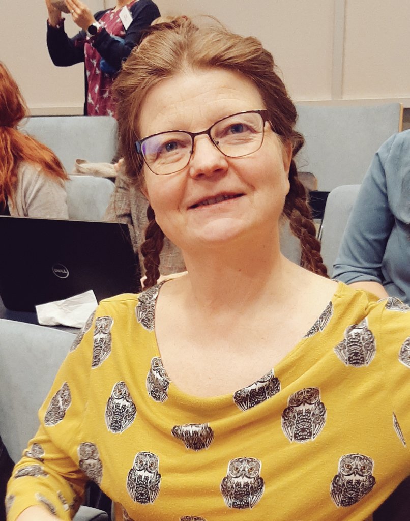 WiensVarpu's tweet photo. Mari Kivistö ja Liisa Hokkanen pohtivat esityksessään asiakasosallisuutta ja kansalaisuutta. Ketkä jäävät ulos ja miksi?  Miten "ulossuljetut" tai "sivulliset" saadaan mukaan. #osallisuus @sokrahanke @DiakAmk @ulapland https://t.co/2vYCTg0ntG