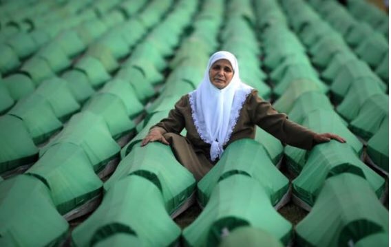 Srebrenitsa katliamını inkar eden ve Sırp savaş suçlularını savunan Peter Handke’ye Nobel Edebiyat Ödülü 'nün verilmesini şiddetle kınıyor; bütün şehitlerimizi rahmetle anıyorum.