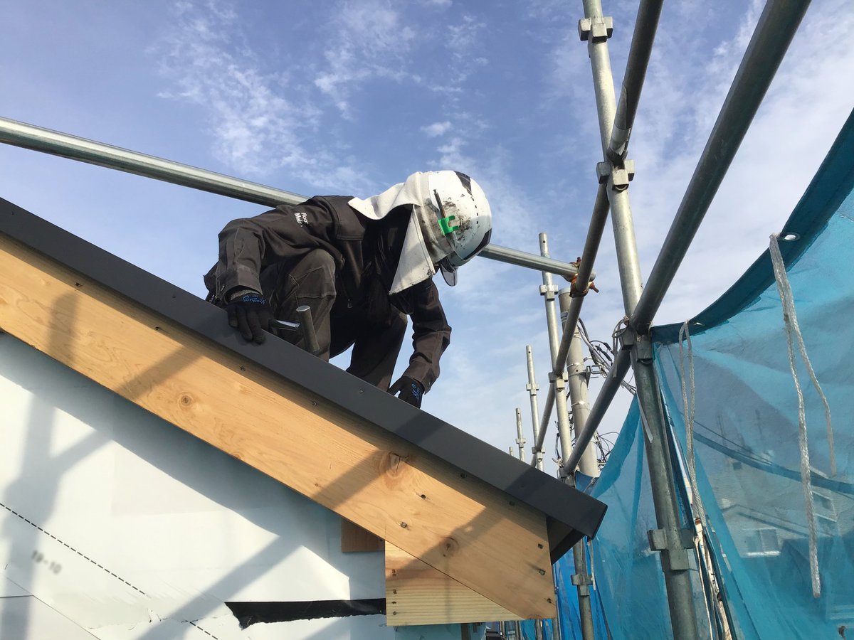 rms_minamifuji's tweet photo. RMS7  
本日より3棟現場に入りました。
荷上げは外部足場を渡って、2棟上げます。
上下でのコミニケーションは大きな声で明確に伝える事が大事です。
チームワークが試されます。

＃ルーフマイスタースクール　＃RMS7
＃チームワーク https://t.co/AHaVSYDt8Z