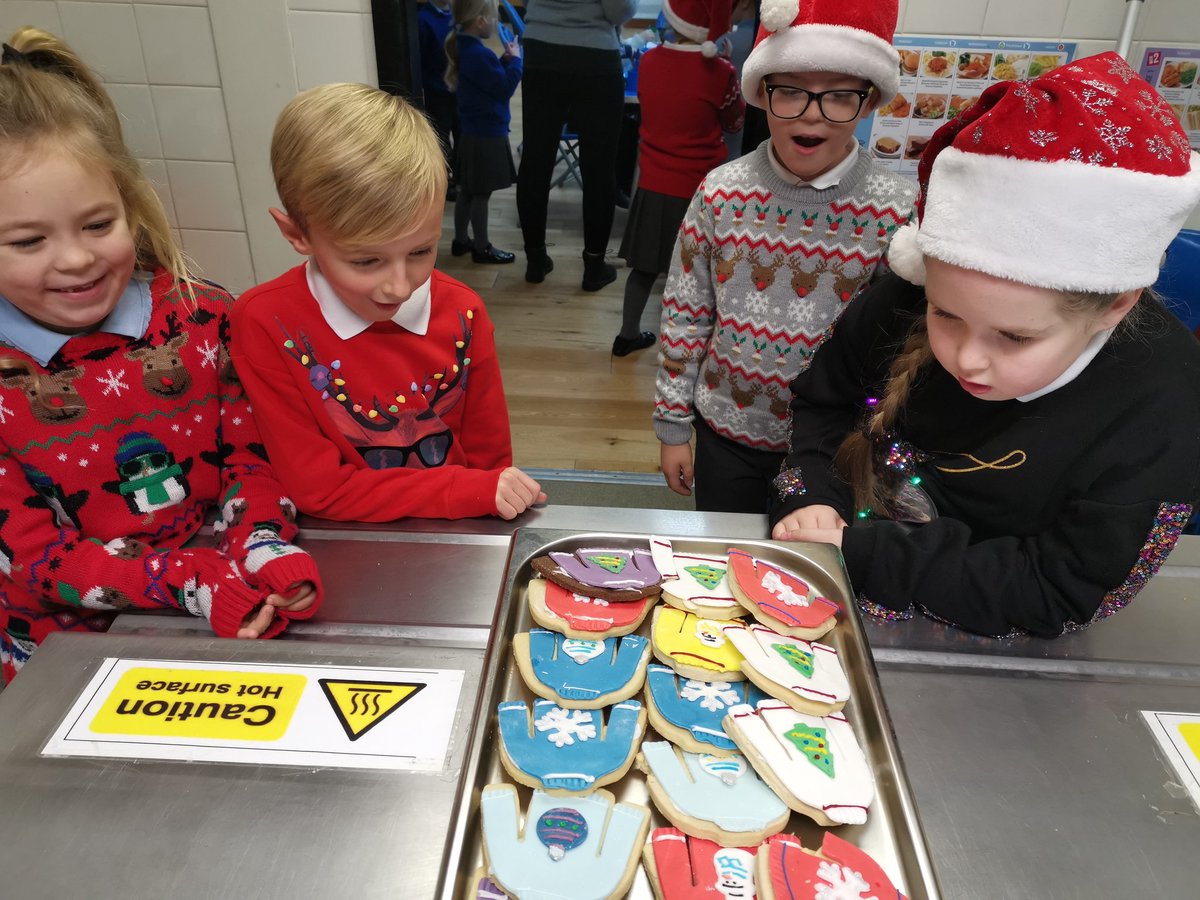LittleSuttonCoE's tweet photo. Mrs Hamer (the legend) has been at it again: amazing treats await the children on Christmas Dinner Day 2019.  #getinmytum #schooldinners #christmascookies @EdsentialUK https://t.co/e851IomXCP