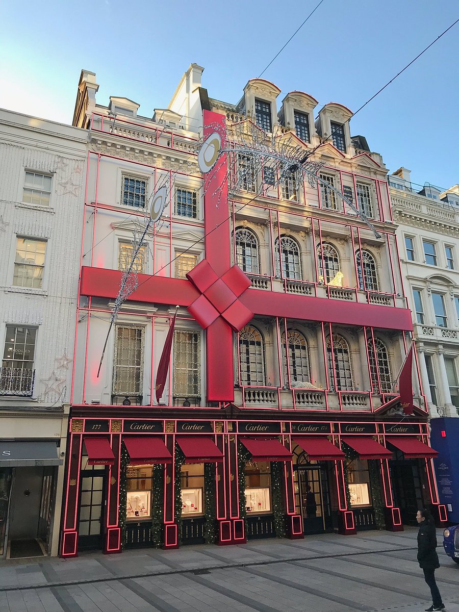 We may be biased BUT the Christmas lights at @cartier New Bond Street are looking fantastic 💡🎅🏼 #winningchristmas #engineering #emtecnica #instaarchitecture #london #newbondstreet