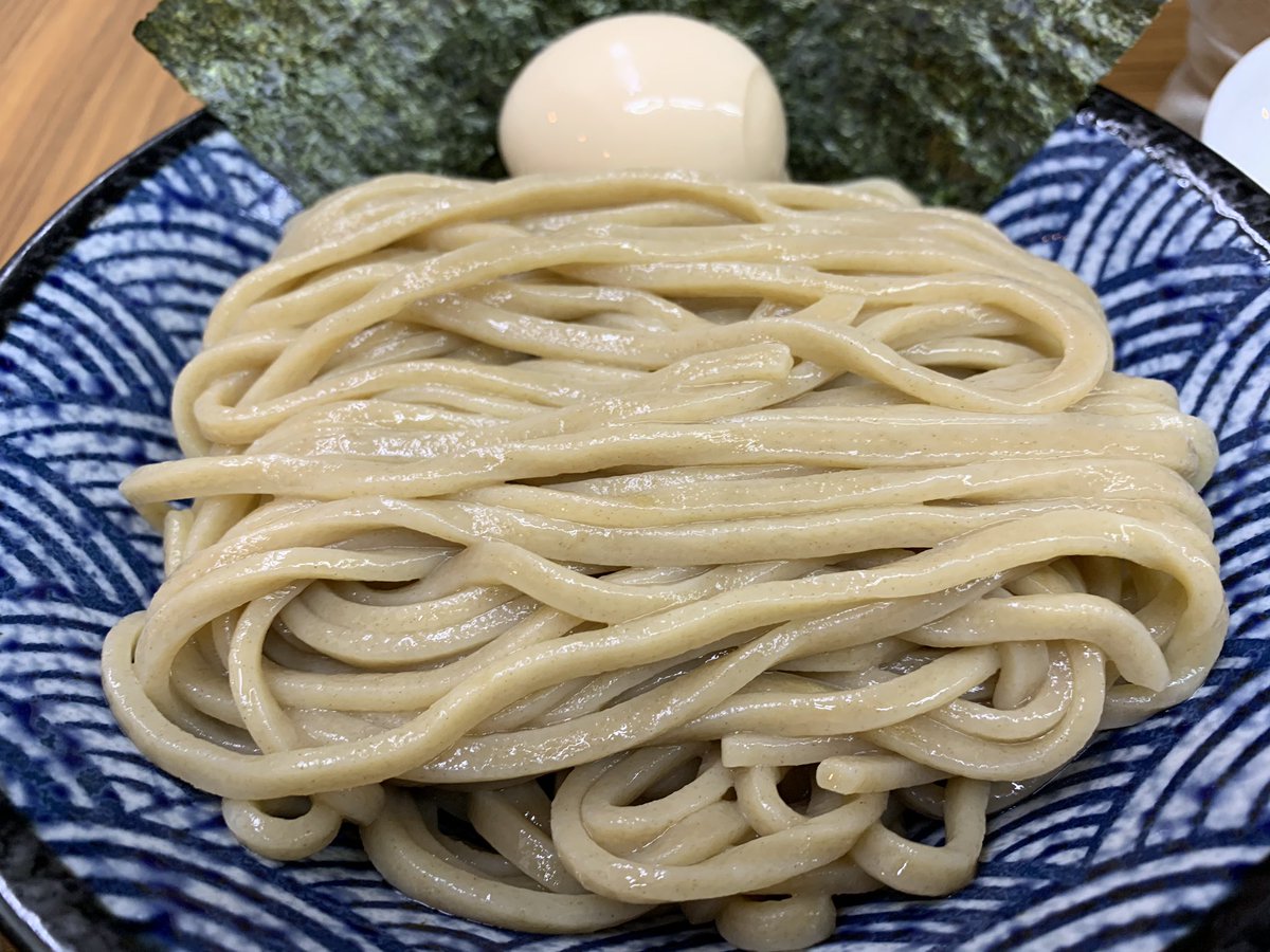 0217_yasu's tweet photo. 新しくなったスープを食べに
大勝軒Rossoへ

つけ麺(ネギ抜き)

スープ変更と伺っていましたが
麺も変更されたようでビックリ😵
器の色も替わっており
リニューアルしたつけ麺も美味しかったです。
何が変わった？と聞かれると自分のバカ舌には？
美味しく食べられる事が1番です。

ご馳走様でした。 https://t.co/EQJw8Wew2i
