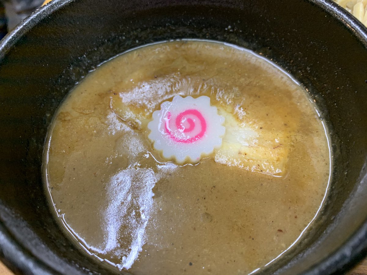 0217_yasu's tweet photo. 新しくなったスープを食べに
大勝軒Rossoへ

つけ麺(ネギ抜き)

スープ変更と伺っていましたが
麺も変更されたようでビックリ😵
器の色も替わっており
リニューアルしたつけ麺も美味しかったです。
何が変わった？と聞かれると自分のバカ舌には？
美味しく食べられる事が1番です。

ご馳走様でした。 https://t.co/EQJw8Wew2i