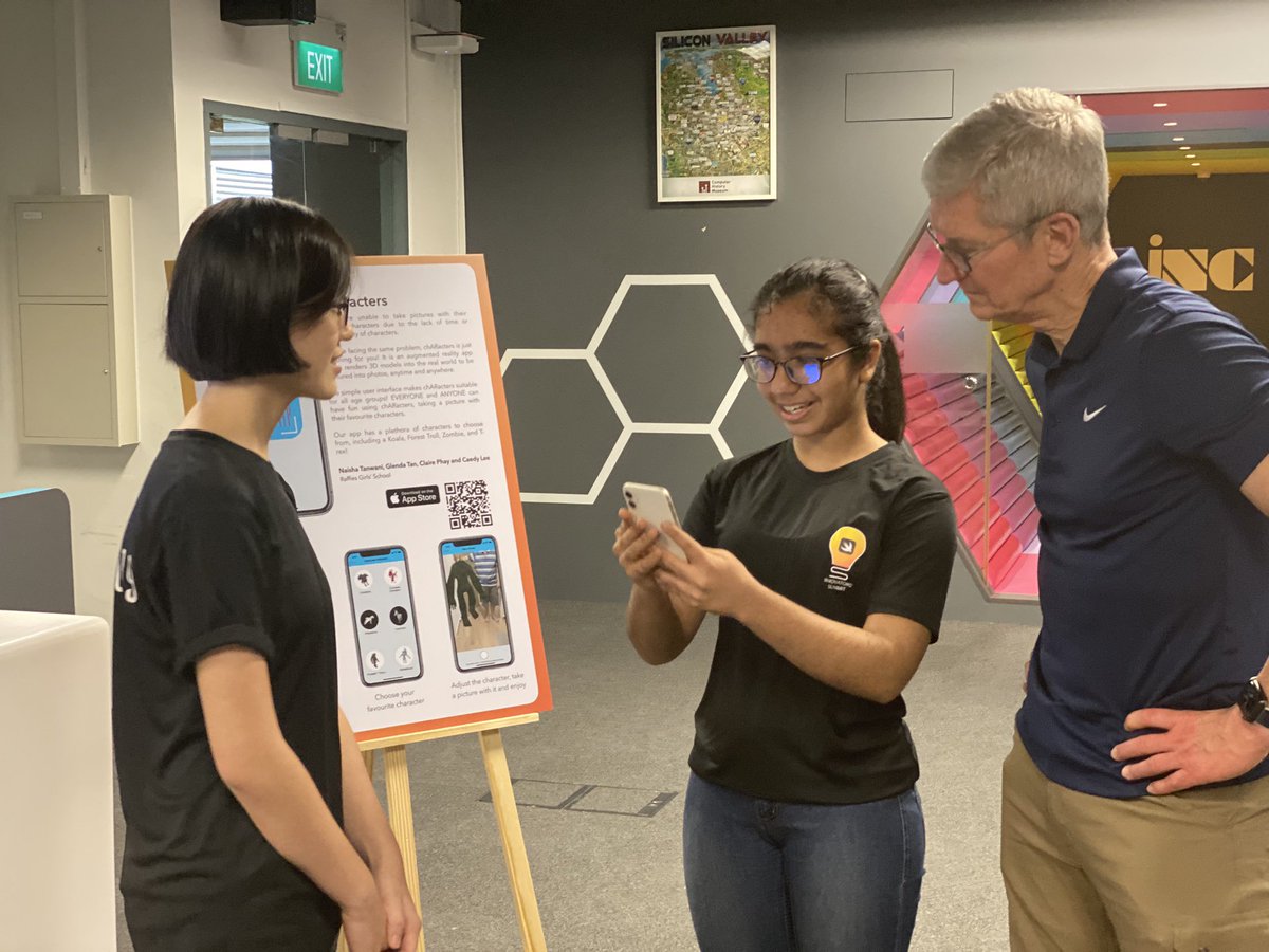 tinkercademy's tweet photo. Thanks @tim_cook for coming by our Swift Accelerator class 😃 https://t.co/yCWt1noPIY