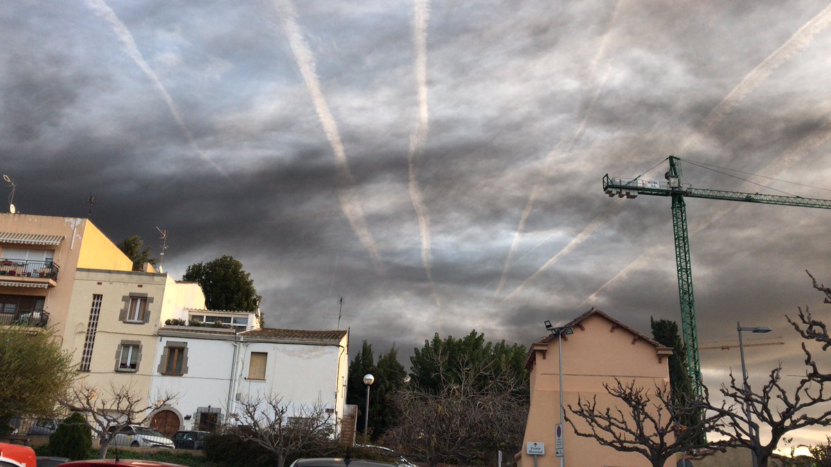 JuliaPoncar's tweet photo. @emergenciescat El fum arriba al Maresme. Son fotos de Cabrera de Mar de les 8:30 y 9:26 del matí. El vent ho porta cap a Mataró... https://t.co/pTeJ6EZPtP