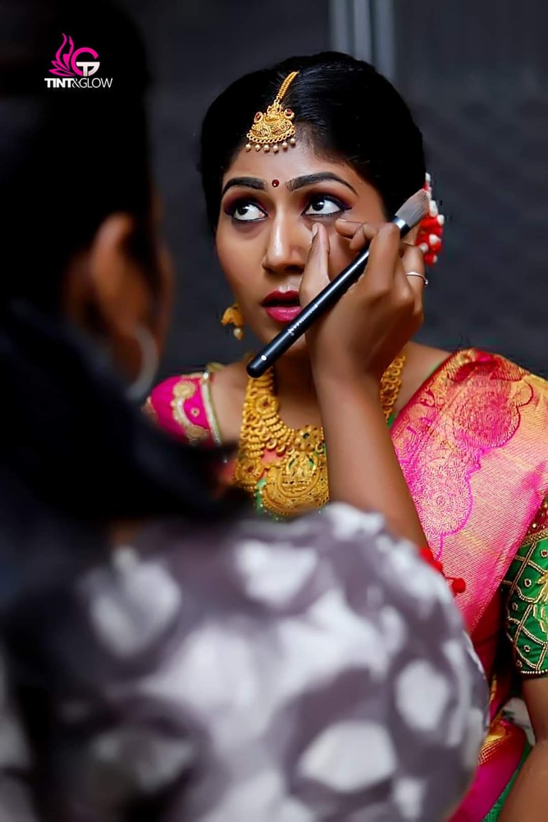 TintandGlow's tweet photo. Mukurtham makeover
BarathiPreethi mua
Forbooking 6380017688/9789318682
#weddinghairstyle #bridalmakeover #makeupartistchennai #weddinginspiration   #southindianbride  #bridesoftamilnadu #makeupartist  #bridallook #bridehairdo #makeupforever #traditionallook #tintglow https://t.co/P39i0n8uKG