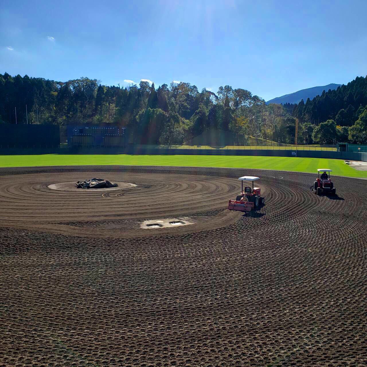 ボールパークドットコム Ballpark Com グラウンド掘り起こし 低いポジションへ補充した黒土と元の土を整備機械 類を使用し撹拌 掘り起こした後はローラー転圧 トラクターにて不陸整正を繰り返し仕上げていきます 野球場 バックネット裏 グラウンド