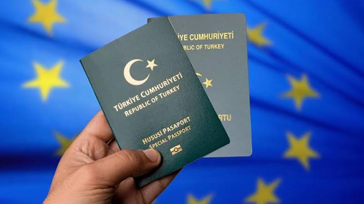 pasaportum's tweet photo. TC Dışişleri Bakanlığı, “Yeşil ve gri pasaport sahiplerinin Schengen Bölgesi’ne girişte ön onay alacağı haberleri doğru değildir" şeklinde bir açıklama yaptı. https://t.co/mkFh2vc0Ip