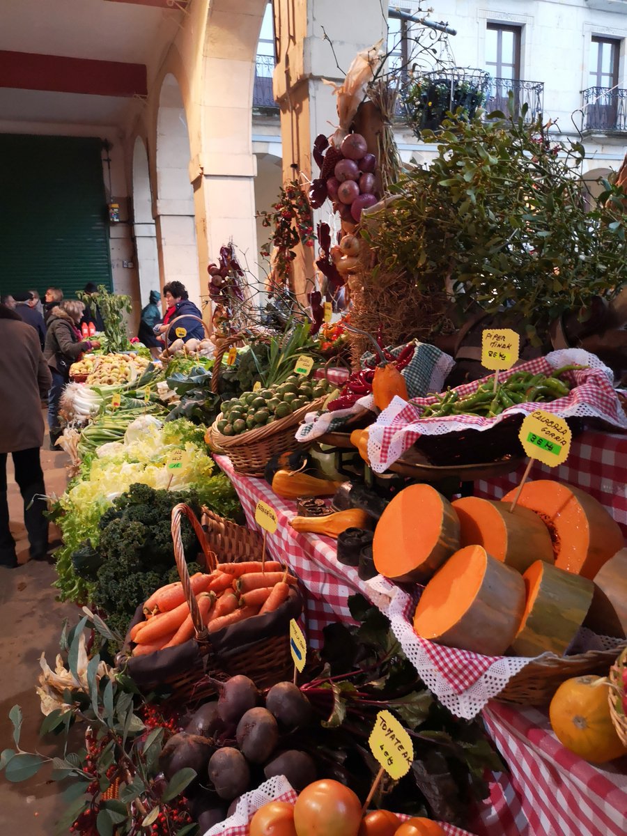 GipuzkoaTurismo's tweet photo. Aurten ere Santa Lutzi eguna ospatuko da Zumarragan, abenduaren 13an. 8:00etatik 15:00etara bitartean, denetik izango da: abere feria, azoka bereziak, eskulanen erakusketa eta salmenta… Animatu eta gerturatu zaitezte!  
 @urolagaraia   #Urretxu #Zumarraga #Santalutzi #SnSnRegion https://t.co/itAaDF7Y9h