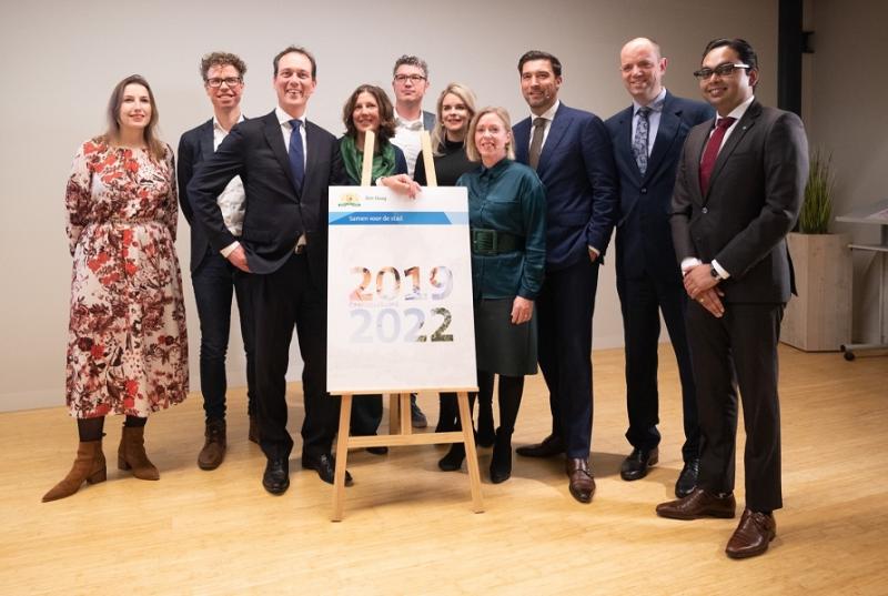 Nieuw akkoord <a href="/GemeenteDenHaag/">Gemeente Den Haag</a>: "De coalitie maakt een punt van nul verkeersslachtoﬀers. In woongebieden wordt 30 km/u de norm." Ook onderzoek naar trajectcontroles en innovatieve snelheidscontroles: denhaag.raadsinformatie.nl/document/82735…
#verkeersveiligheid