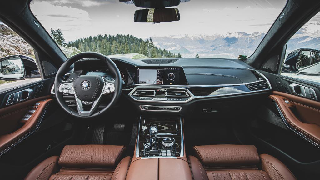 BMW's tweet photo. Plenty of space to enjoy whatever magnificent views.
The #BMW X7.

#TheX7 https://t.co/MYahlrb97c