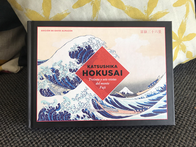 Japonismo's tweet image. "Katsushika Hokusai. Treinta y seis vistas del monte Fuji" es un regalo ideal para estas Navidades. Un excelente repaso a la serie de estampas del monte Fuji entre las que hay una de las obras más representativas de Hokusai: La gran ola de Kanagawa japonismo.com/blog/katsushik…