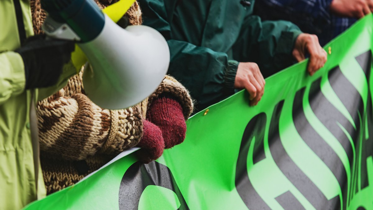 PlymUniNews's tweet image. Flash poll ahead of #GeneralElection19 shows young people believe governments and businesses have the biggest roles to play in tackling the global #ClimateEmergency plymouth.ac.uk/news/pre-elect…