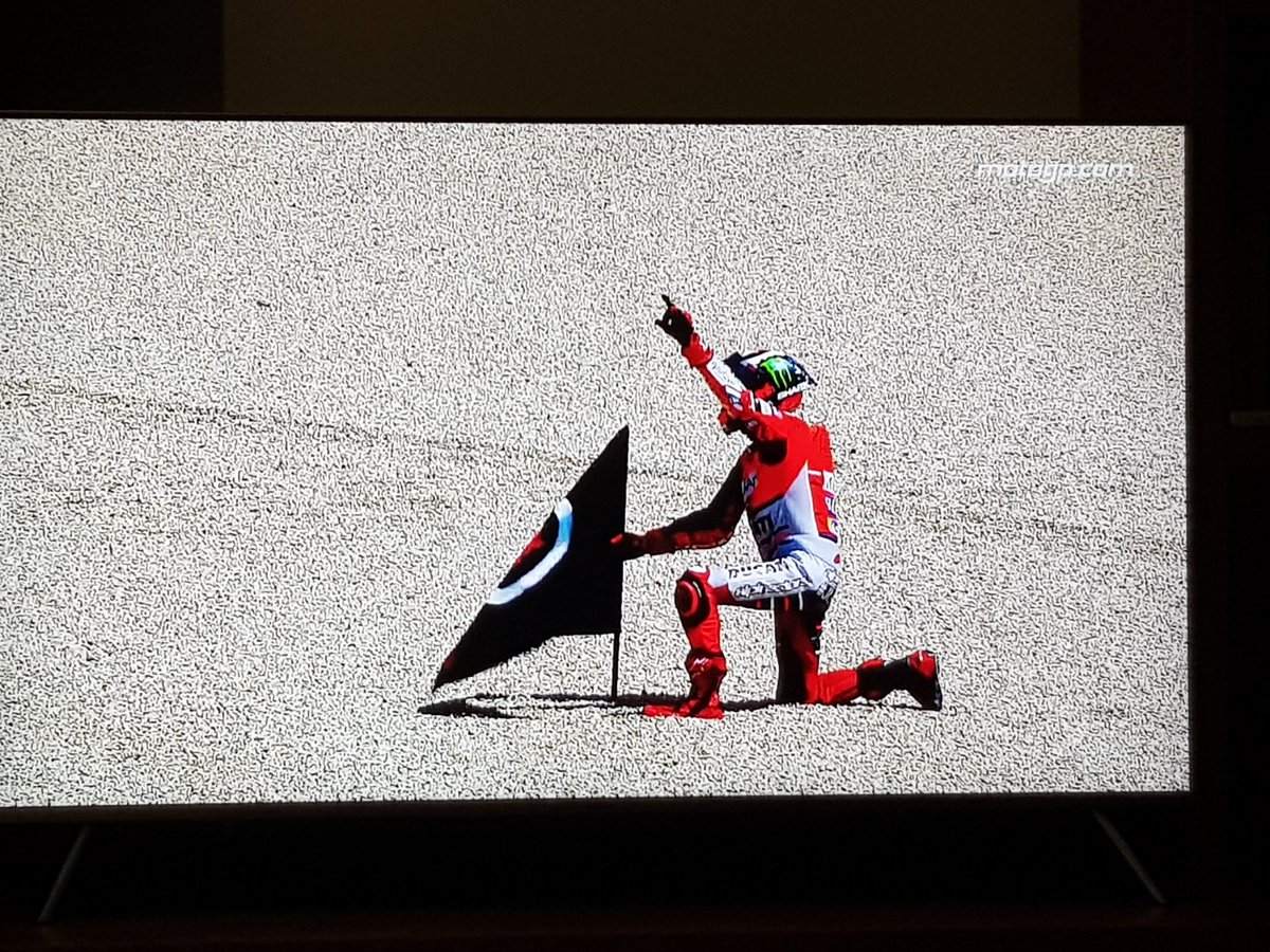 fa_beach's tweet photo. @DucatiMotor fate ancora in tempo a rimediare con @lorenzo99 #MotoGP https://t.co/sDtZ7PdAR8