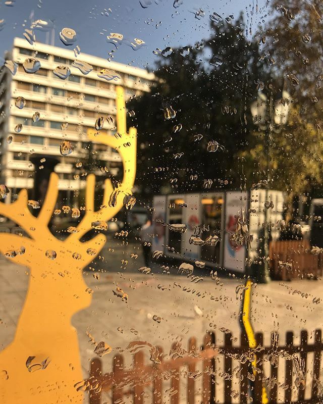 Το χριστουγεννιάτικο σπιτάκι 🏠 του Easy 97,2 🎄βρίσκεται στην πλατεία Συντάγματος και κερνάει μελομακάρονα 🍪 και την καλύτερη χριστουγεννιάτικη μουσική🎼!