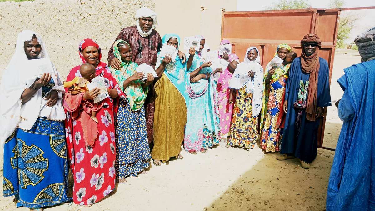 progKEY's tweet photo. Dans le cadre de la 3ème distribution menée par @GVCItalia (consortium @LVIAong), 2 335 HH de #Gao, #Bourem et #Douentza ont bénéficié chacun de 40 000 F CFA pour subvenir à leurs besoins essentiels et renforcer leurs capacités de résilience. 
#progKEY #AfricaTrustFund @europeaid https://t.co/cWYzCjP6NY