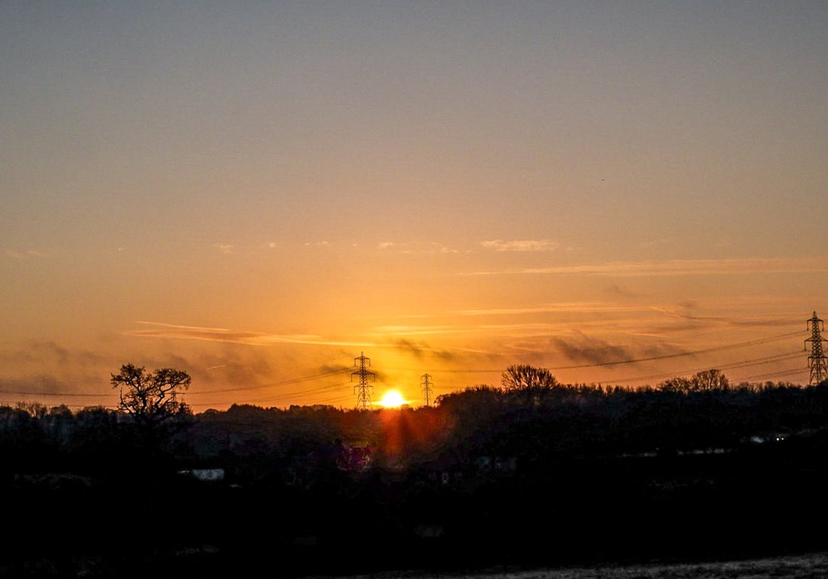 #wednesdaymorning #sunrise #graveley #Hertfordshire #loveukweather #ThePhotoHour #earthcapture #getoutside @WeatherHerts @hertslife @CloudAppSoc #nature @dbirch214 @5_News #earthandclouds #landscapephotography