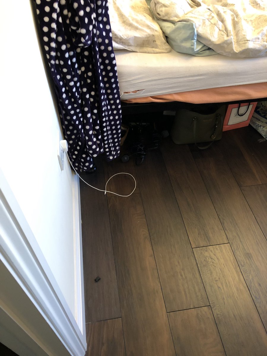 JessCopsey16's tweet photo. Please tell me I’m not the only person who does this every time they leave the house #panicover https://t.co/uJ8v11IQvk