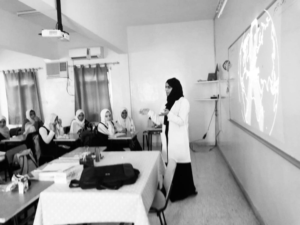 HospitalYanqul's tweet photo. #مستشفى_ينقل
#وزارة_الصحة
#غايتنا_مجتمع_صحي 
نفذت المثقفه الصحيه بمستشفى ينقل محاضره تثقيفيه عن الايدز وذلك بتاريخ 11/12/2019  في مدرسة ينقل للتعليم الاساسي 
وقد تم التطرق الى تعريف المرض ومعرفه اسبابه وطرق الوقاية منه https://t.co/SLS7uHfous