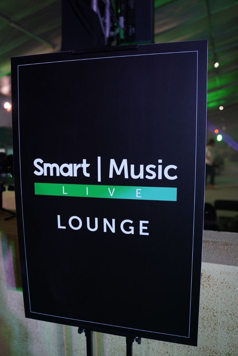 LiveSmart's tweet image. Visit the #SmartMusicLive Lounge here at the Philippine Arena, and take the best photos at our #SmartU2TourPH inspired installations. 👌🏽