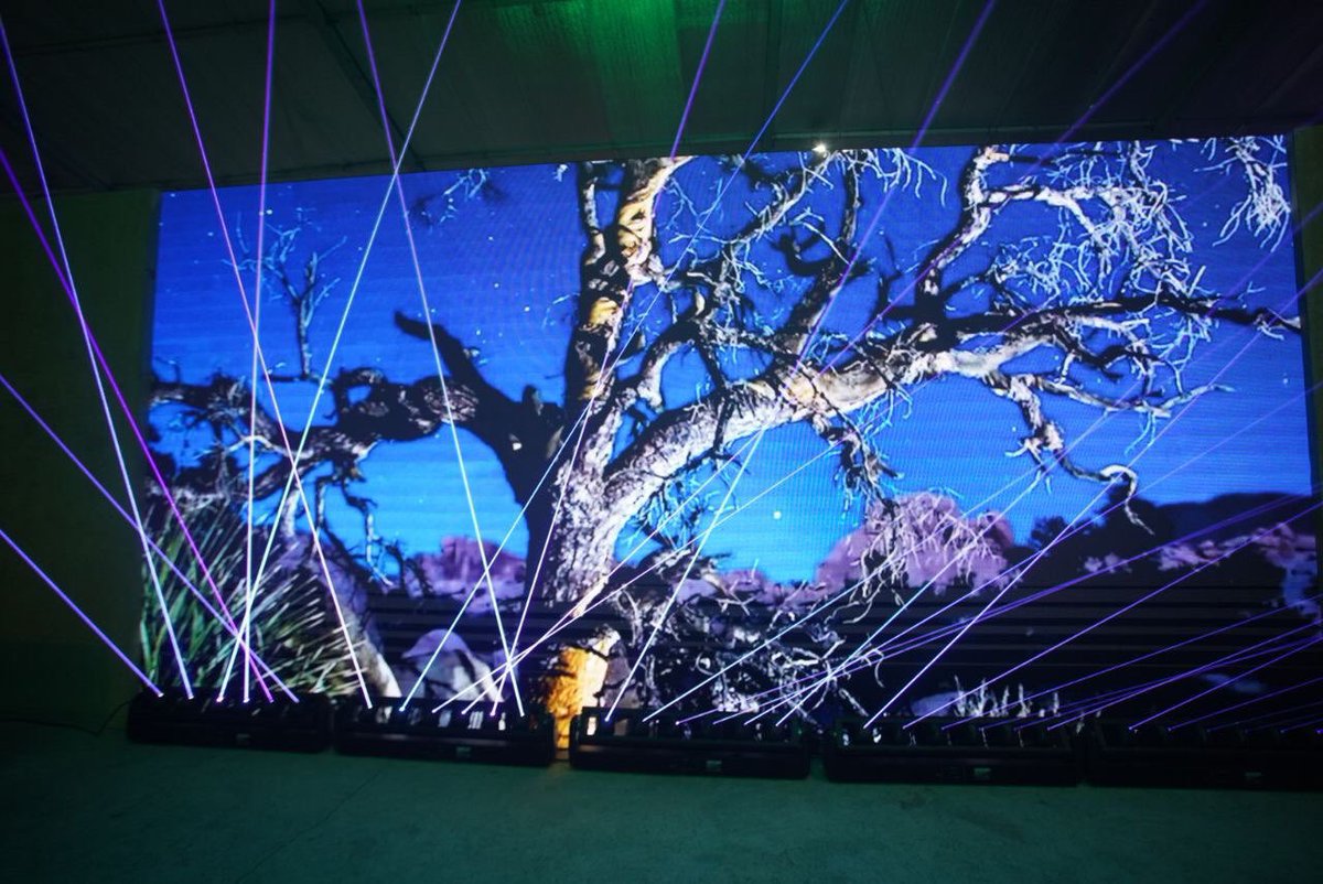 LiveSmart's tweet image. Visit the #SmartMusicLive Lounge here at the Philippine Arena, and take the best photos at our #SmartU2TourPH inspired installations. 👌🏽