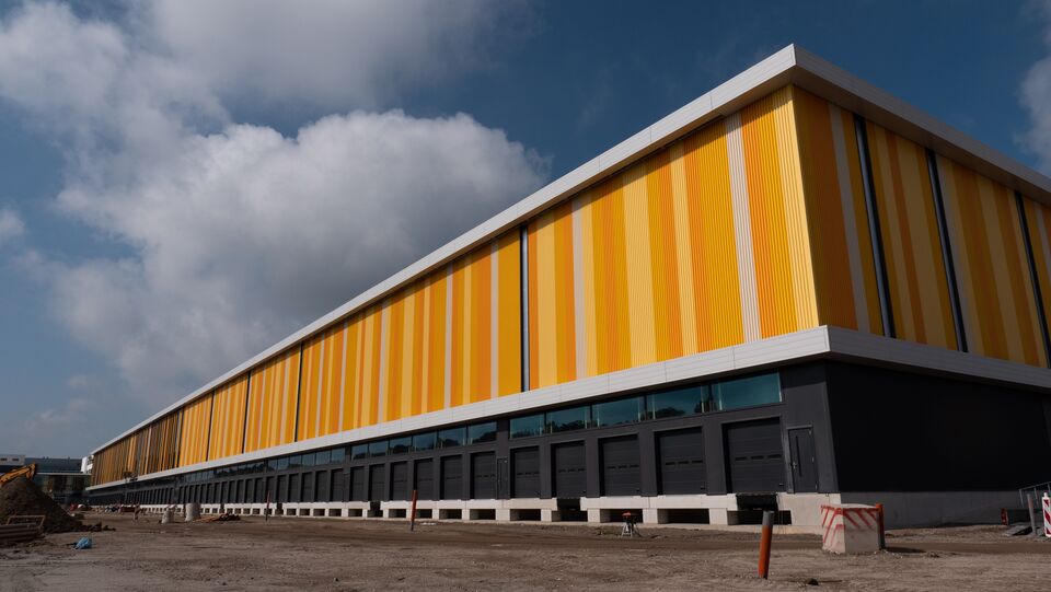 Warehouse Wednesday! Dutch retailer Jumbo lives up to its name with its brand-new DC, in vibrant #Colorcoat colours, in Nieuwegein, the Netherlands. #warehousewednesday #Breeam #construction #warehouse <a href="/SABprofiel_com/">SAB-profiel</a>
