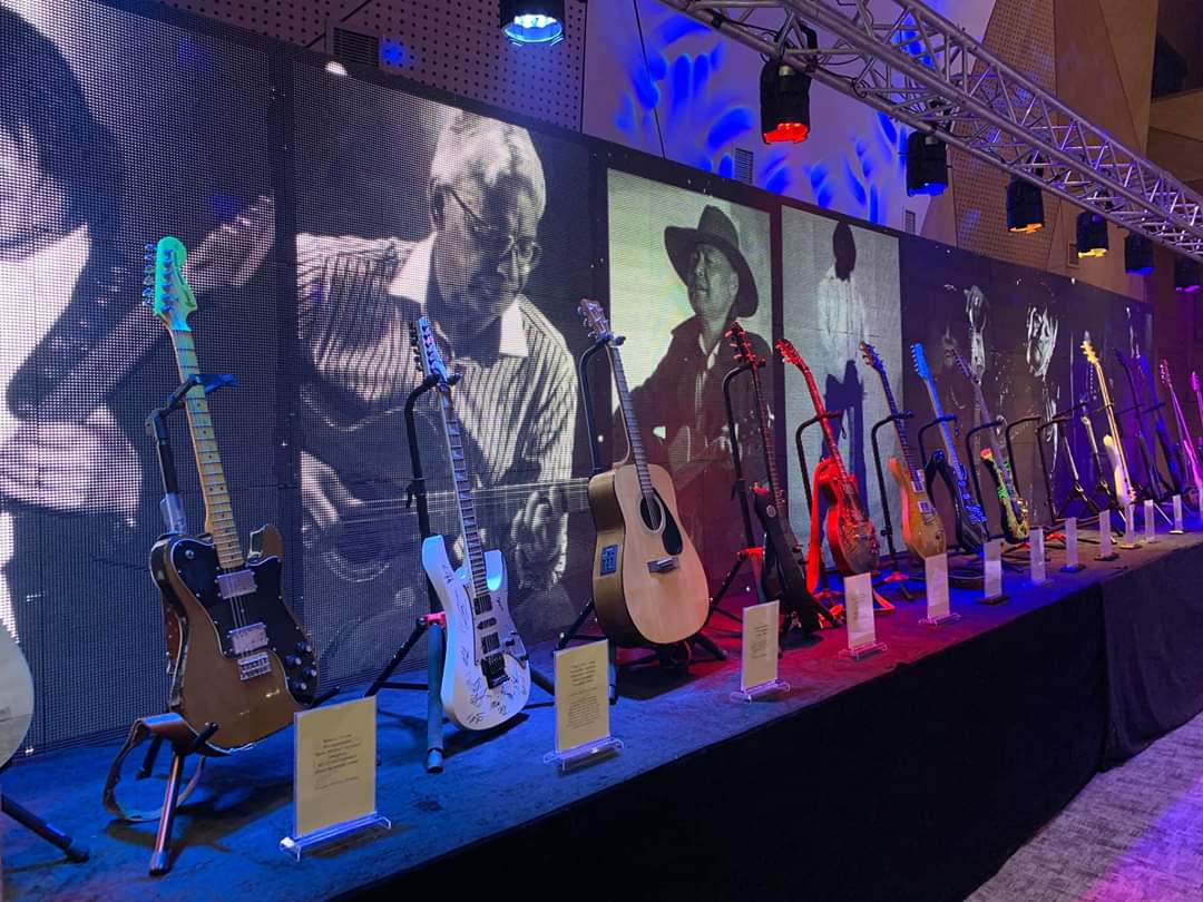 Гайхалтай гитарууд энд л байна.
#justnow 
#zaisaneventhall