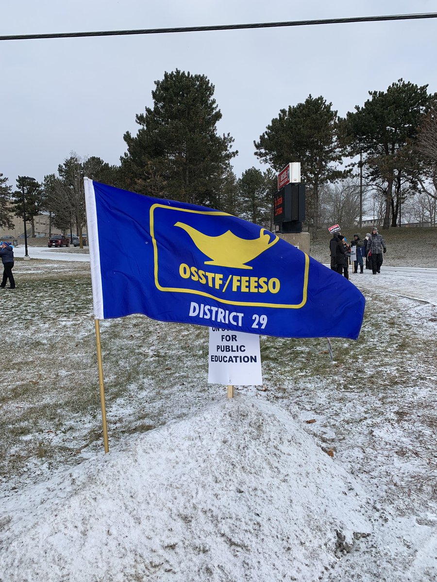 District29 standing up to @fordnation @Sflecce @ToddSmithPC @darylkramp and standing up for quality public education. #onstrike #NoCutsToEducation @osstf