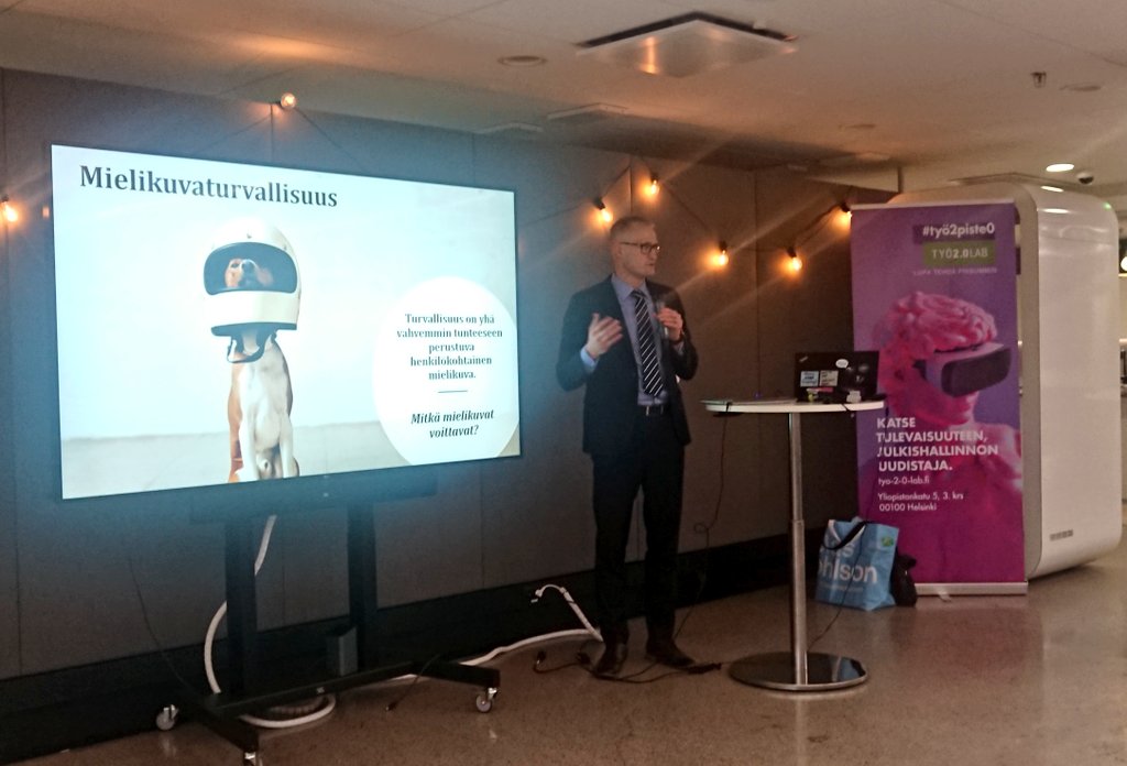 Onpa kiinnostavaa! Prof <a href="/JarnoLim/">Jarno Limnell</a> puhuu mielikuvaturvallisuudesta! Mielikuviimme yritetään vaikuttaa - emme saa kääntyä toisiamme vastaan! #rauhankone