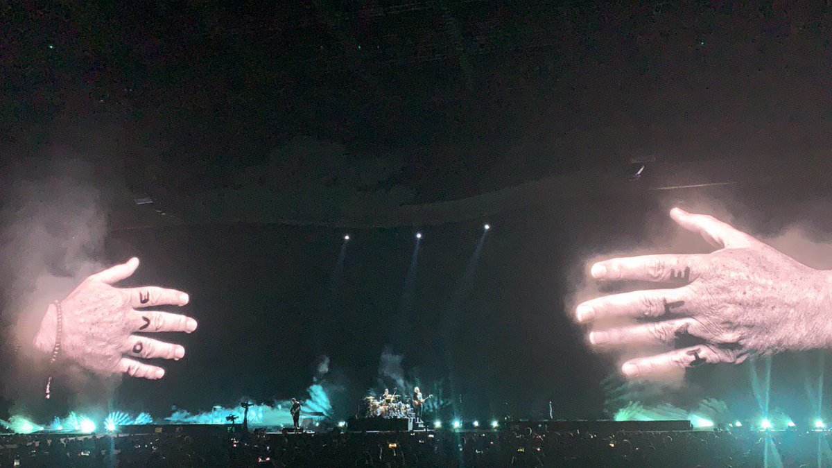 LiveSmart's tweet image. Not sure which is better, the music or the production? 🤔 Our answer is both! #SmartU2TourPH #SmartMusicLive