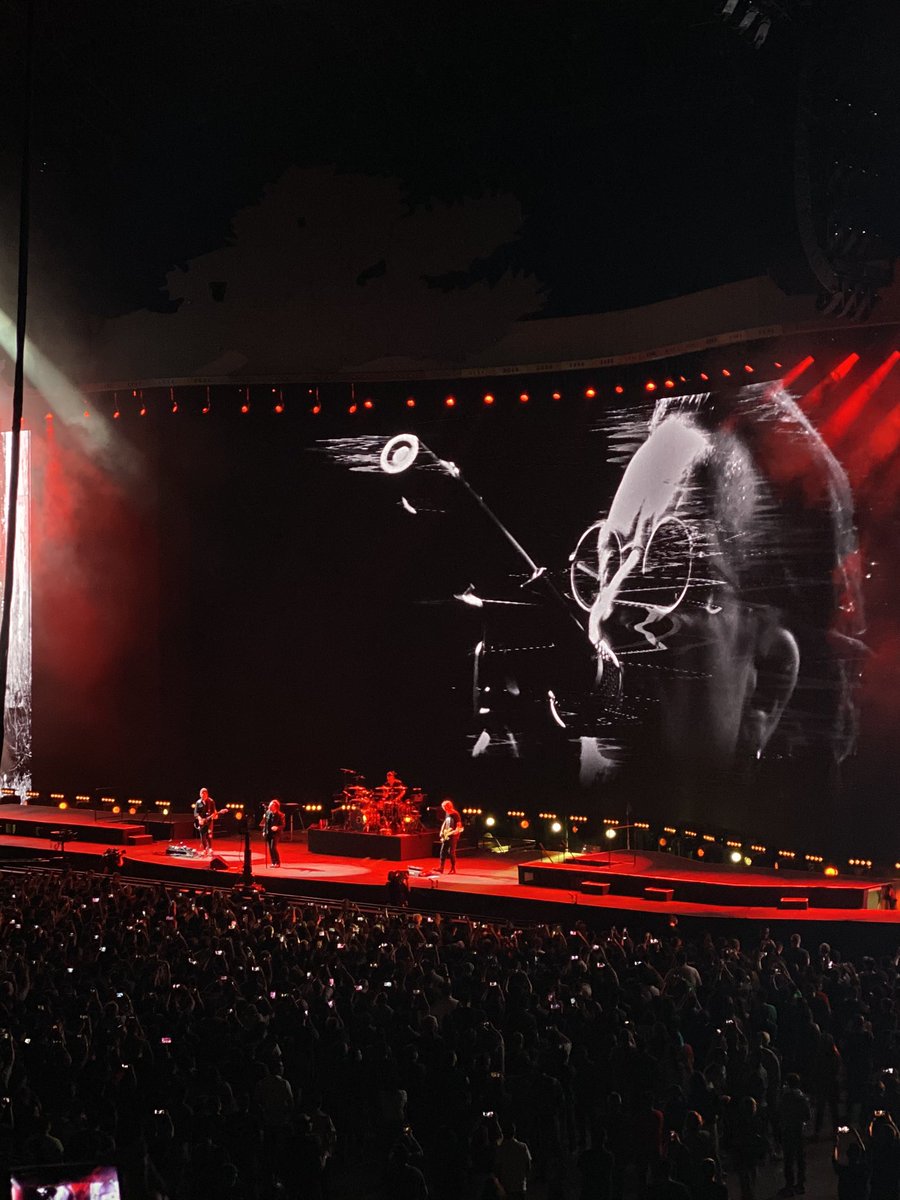 LiveSmart's tweet image. Not sure which is better, the music or the production? 🤔 Our answer is both! #SmartU2TourPH #SmartMusicLive