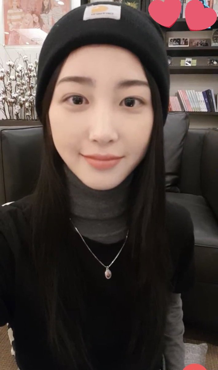 Kyung_Dingdong's tweet photo. Wyglądam jak złodziej amator, elo. Miałam to wysłać na dzień dobry, ale coś nie pykło, więc miłego popołudnia!!! ❤️ https://t.co/K3oGF8O1tc