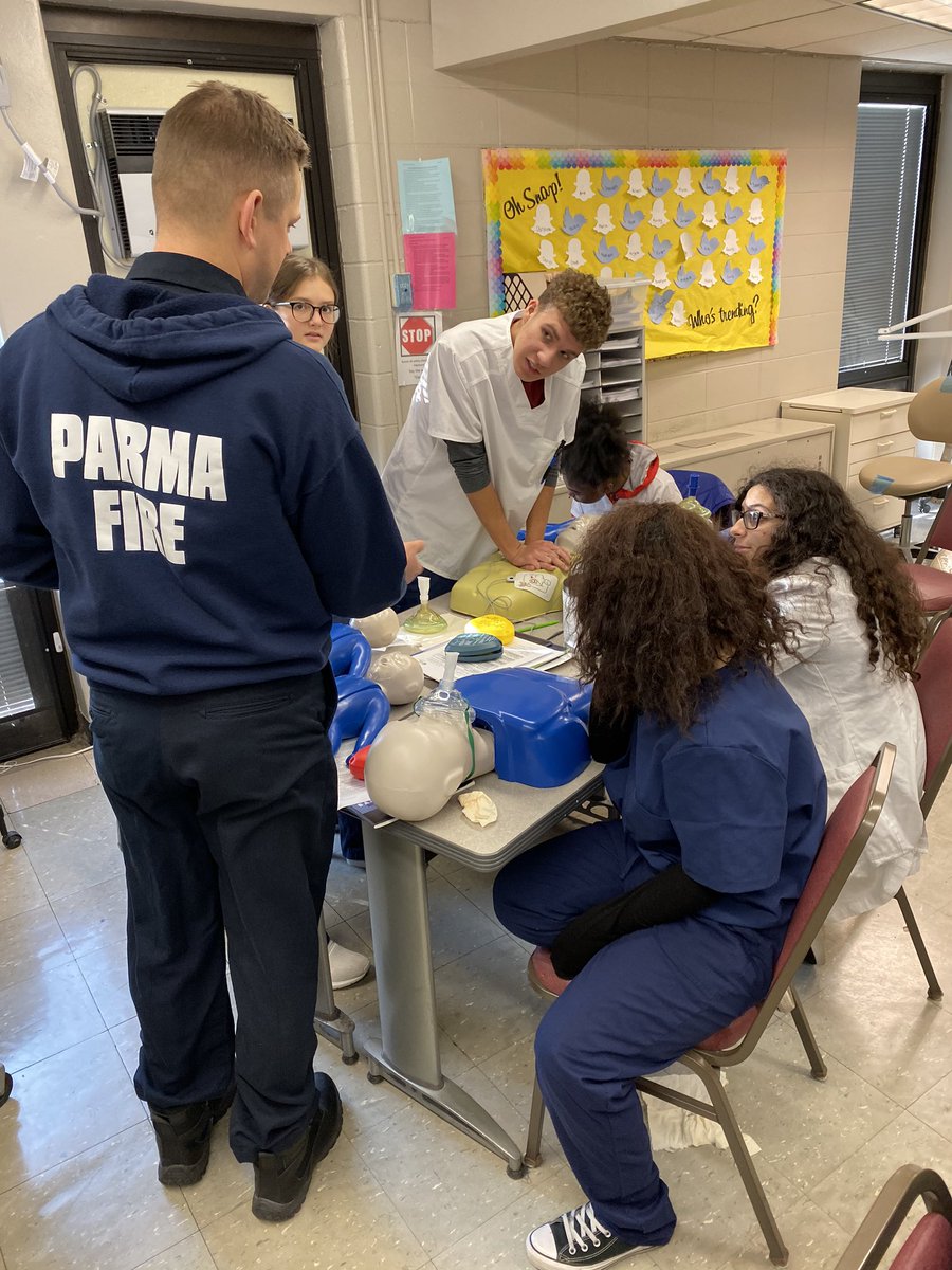 MrsNonni_4's tweet photo. Thank you Parma Fire Department for teaching us CPR 👨🏻‍🚒❤️🚒 @ParmaSchools @ParmaOHFire @CharlesSmialek @pcsdcte #CPR #dental #Dedicated https://t.co/6dpuyVf1Ku