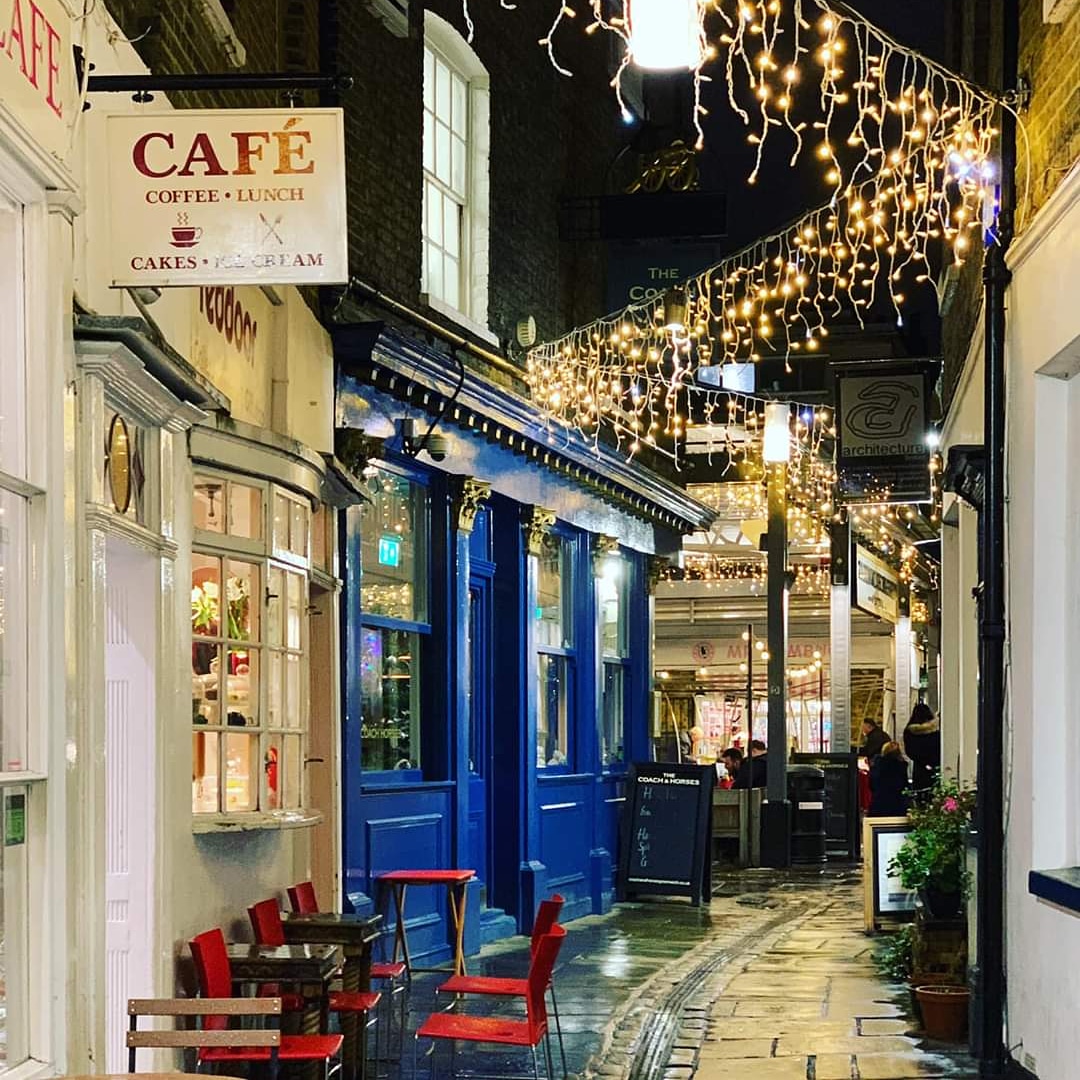 Late Night Wednesday @greenwichmkt~Dec 11th & 18th ~ shops & market open until 8pm 🎉
Image @TurnpinLane by @GreenwichDiary with thanks 💙
#latenightshopping #giftsforall #Christmas #Christmas2019