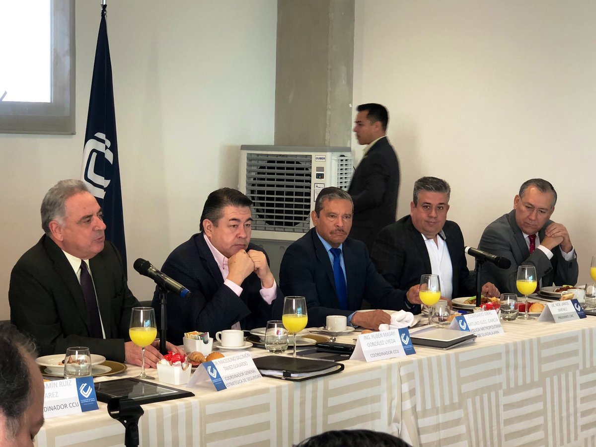 CCIJalisco's tweet photo. Invitamos a dialogar al Dr. @MacedonioTamez, coord. gral. estratégico de Seguridad Jalisco, y Arturo González, Policía Metropolitana de Gdl. El coord. Tamez comenta la baja en delitos patrimoniales/de cuello blanco, aunque continúan 2 graves temas: homicidios y desapariciones. https://t.co/iKpau25VQG