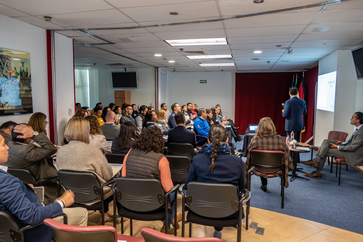 AHKMexikoCAMEXA's tweet image. ▶ Comité de Comercio Exterior: “Incoterms 2020: modificaciones, novedades e implicaciones para importadores y exportadores mexicanos”. 

Gracias a Agustin Vallejo de Fimasa, Gerardo Canseco @CRZ_Chevez y Sabine Schulte.

#PartnerEnMéxico #PartnerPorElComercioExterior