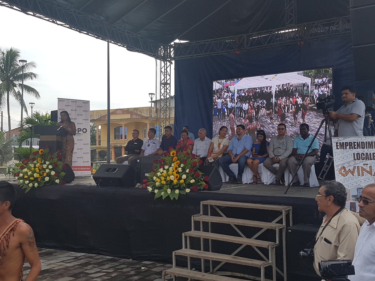 RadioJungla943's tweet photo. Los emprendedores de #Orellana exhibieron sus servicios y productos en la feria #Wiñari, la instalaciones del @GADPORELLANA fue el escenario para la inaguración de este proyecto, danzas #amazonicas amenizaron el evento. @magyorellana https://t.co/8efg5dOO8V