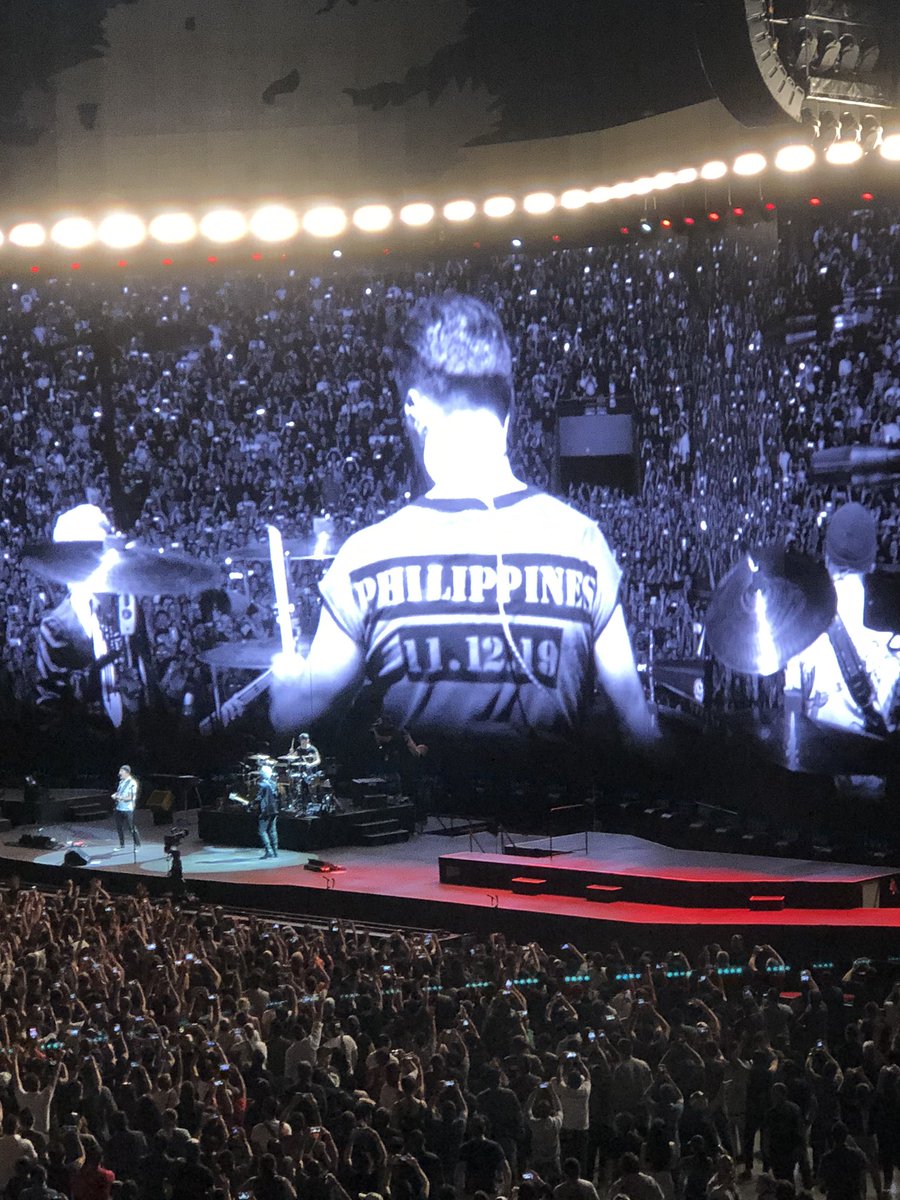 LiveSmart's tweet image. The best rock band in the world playing in the largest indoor arena in the world! #SmartU2TourPH #SmartMusicLive