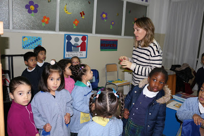 feijoozorelle's tweet photo. Los peques de 5 años siguen disfrutando de las travesuras de Elf cada mañana.. Nos encanta abrir la puerta y buscarlo por la clase. ¿Qué habrá hecho hoy? @Mjnovo 
#Elfontheshelf
https://t.co/gbAvQTXnsg https://t.co/6oVc9R2kOn