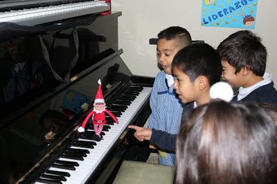 feijoozorelle's tweet photo. Los peques de 5 años siguen disfrutando de las travesuras de Elf cada mañana.. Nos encanta abrir la puerta y buscarlo por la clase. ¿Qué habrá hecho hoy? @Mjnovo 
#Elfontheshelf
https://t.co/gbAvQTXnsg https://t.co/6oVc9R2kOn