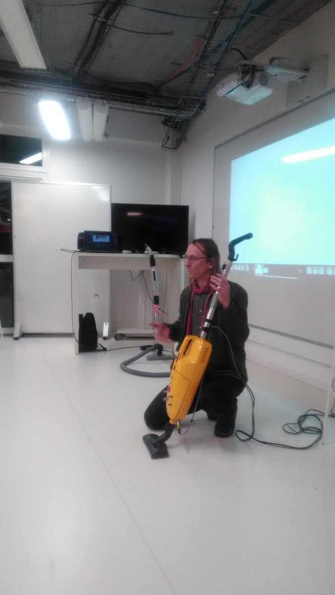 ISEN_MeT's tweet photo. Hier soir, dans le cadre du parcours Musique et Technologie  @ISEN_MeT à l'@isenlille , rencontre avec Antoine, ancien ISEN, du collectif https://t.co/3Wx1dveZxH , qui est venu nous parler de Domozique, de Pure Data et de cartes Fraise ! https://t.co/jNhudWGIJI